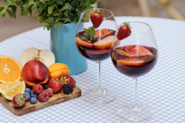 Meyve ile lezzetli kırmızı Sangria