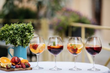 Meyve ile lezzetli kırmızı Sangria