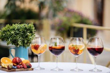 Meyve ile lezzetli kırmızı Sangria