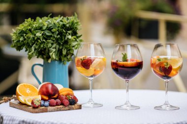 Meyve ile lezzetli kırmızı Sangria