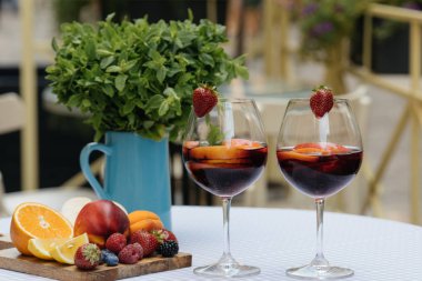 Meyve ile lezzetli kırmızı Sangria