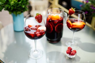 Meyve ile lezzetli kırmızı Sangria