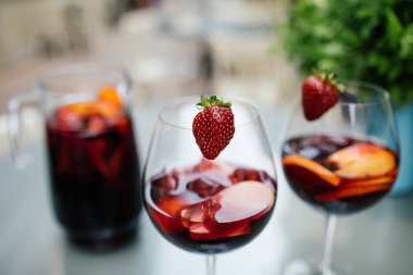 Meyve ile lezzetli kırmızı Sangria