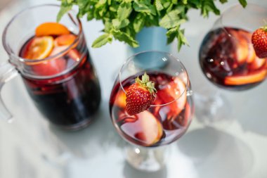 Meyve ile lezzetli kırmızı Sangria