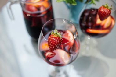 Meyve ile lezzetli kırmızı Sangria