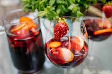 Meyve ile lezzetli kırmızı Sangria