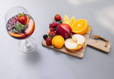Meyve ile lezzetli kırmızı Sangria
