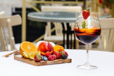 Meyve ile lezzetli kırmızı Sangria