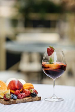 Meyve ile lezzetli kırmızı Sangria