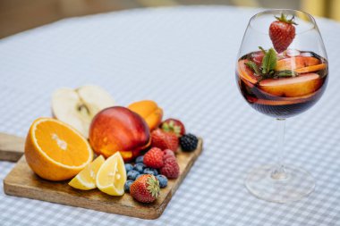 Meyve ile lezzetli kırmızı Sangria