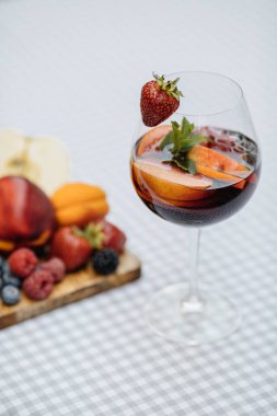 Meyve ile lezzetli kırmızı Sangria