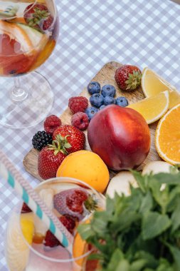 Meyve ile lezzetli kırmızı Sangria