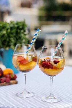 Meyve ile lezzetli kırmızı Sangria