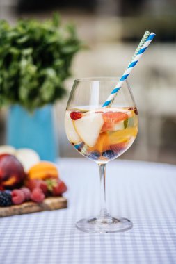Meyve ile lezzetli kırmızı Sangria