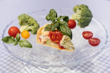 Lezzetli vejetaryen pasta ve şarap