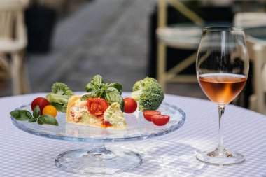 Lezzetli vejetaryen pasta ve şarap