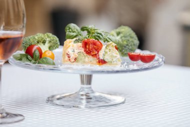 Lezzetli vejetaryen pasta ve şarap