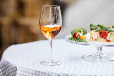 Lezzetli vejetaryen pasta ve şarap