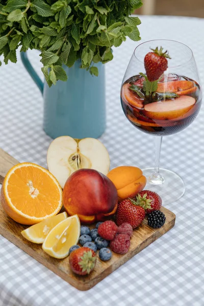 Vynikající červená Sangria s ovocem — Stock fotografie