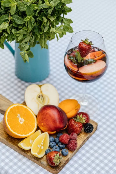 Meyve ile lezzetli kırmızı Sangria — Stok fotoğraf