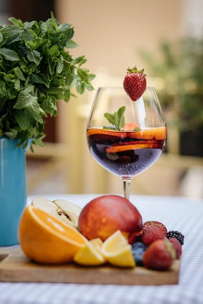 Meyve ile lezzetli kırmızı Sangria
