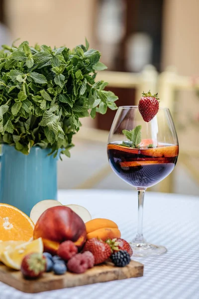 Meyve ile lezzetli kırmızı Sangria