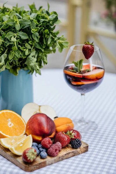 Delicious Red Sangria с фруктами — стоковое фото