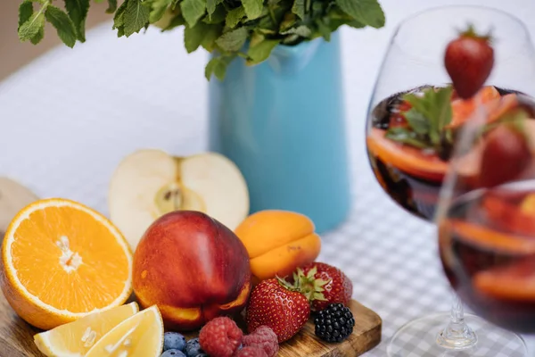 Delicious Red Sangria с фруктами — стоковое фото