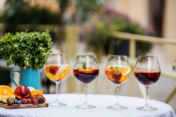 Meyve ile lezzetli kırmızı Sangria