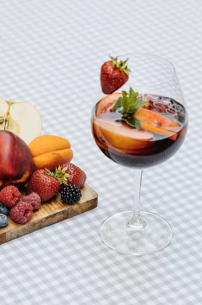 Meyve ile lezzetli kırmızı Sangria