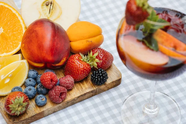 Meyve ile lezzetli kırmızı Sangria