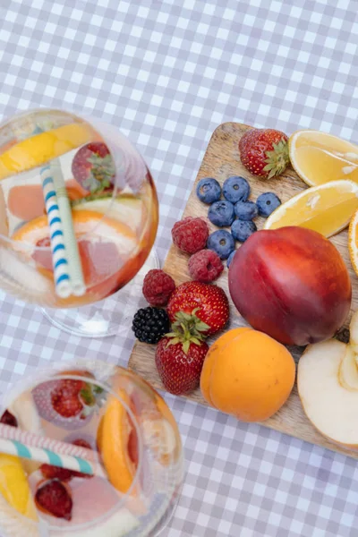 Meyve ile lezzetli kırmızı Sangria