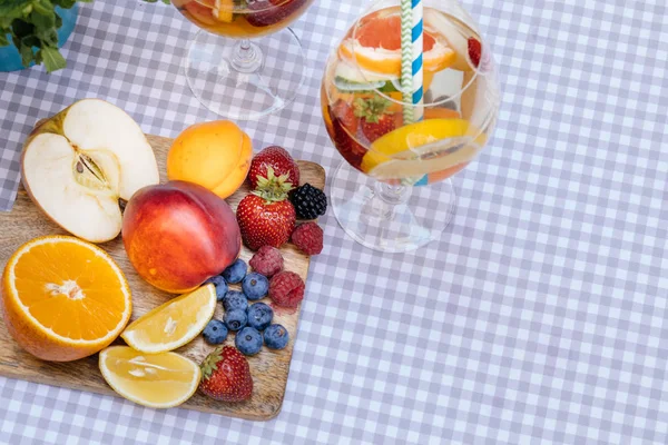 Meyve ile lezzetli kırmızı Sangria