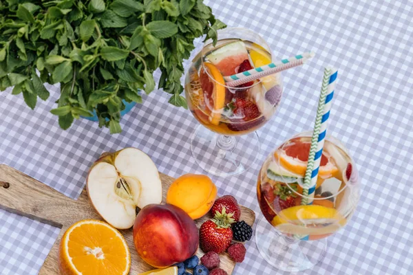 Meyve ile lezzetli kırmızı Sangria