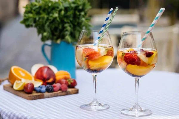 Meyve ile lezzetli kırmızı Sangria
