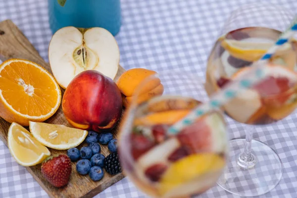 Meyve ile lezzetli kırmızı Sangria