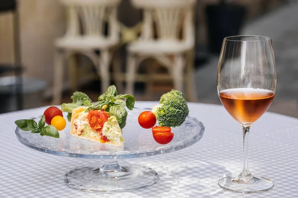 Lezzetli vejetaryen pasta ve şarap