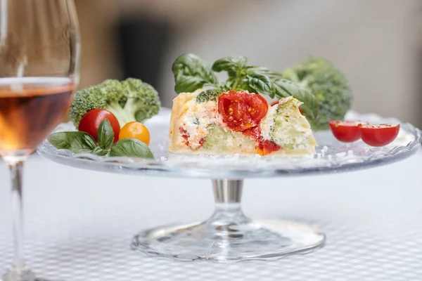 Lezzetli vejetaryen pasta ve şarap