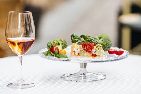 Lezzetli vejetaryen pasta ve şarap