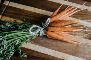 Arka plan üzerinde taze havuç