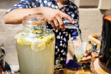 Barmen Mojito içmek kokteyl yapmak 