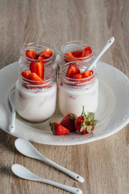 tatlılar taze çilek ve yoğurt ile.