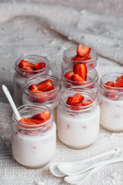 tatlılar taze çilek ve yoğurt ile.