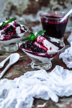 Vanilyalı dondurma ile reçel