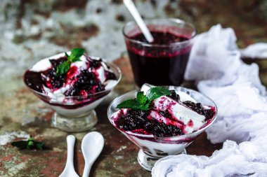 Vanilyalı dondurma ile reçel