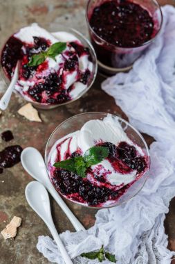 Vanilyalı dondurma ile reçel