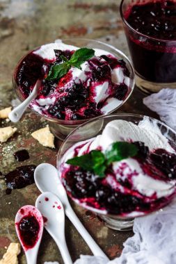 Vanilyalı dondurma ile reçel