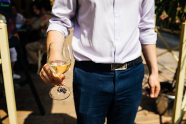 adam bir bardak beyaz şarap