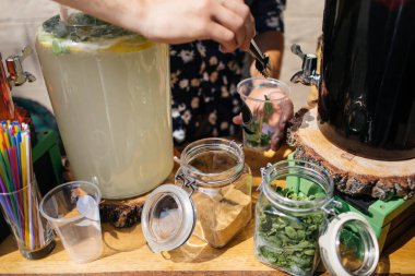 Barmen Mojito içmek kokteyl yapmak 