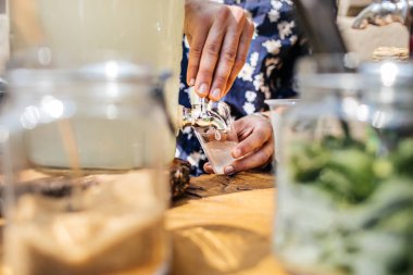 Barmen Mojito içmek kokteyl yapmak 